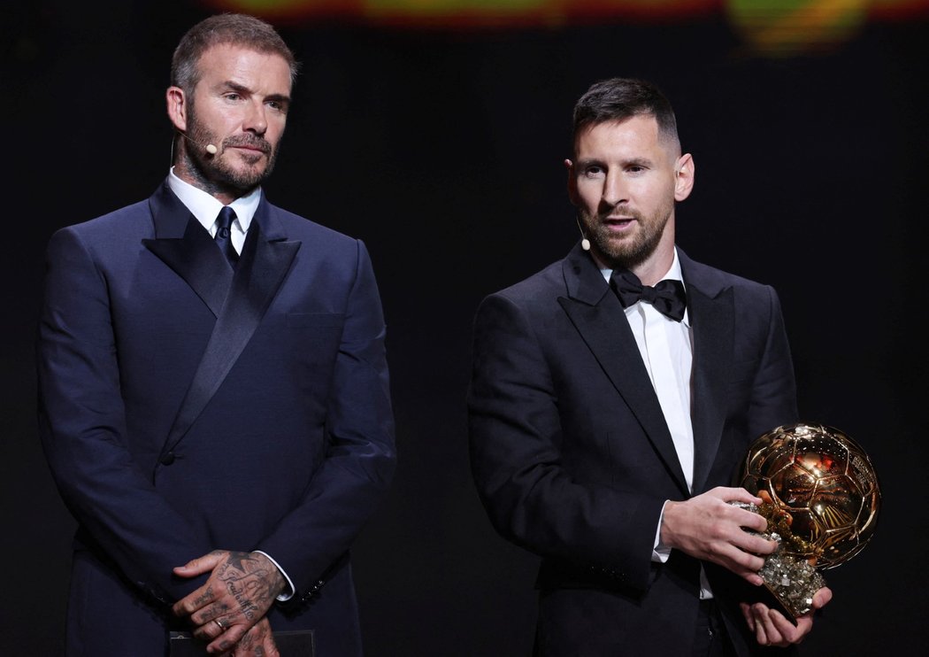 Lionel Messi a David Beckham sdílí moment při předání Zlatého míče do rukou argentinského fotbalisty