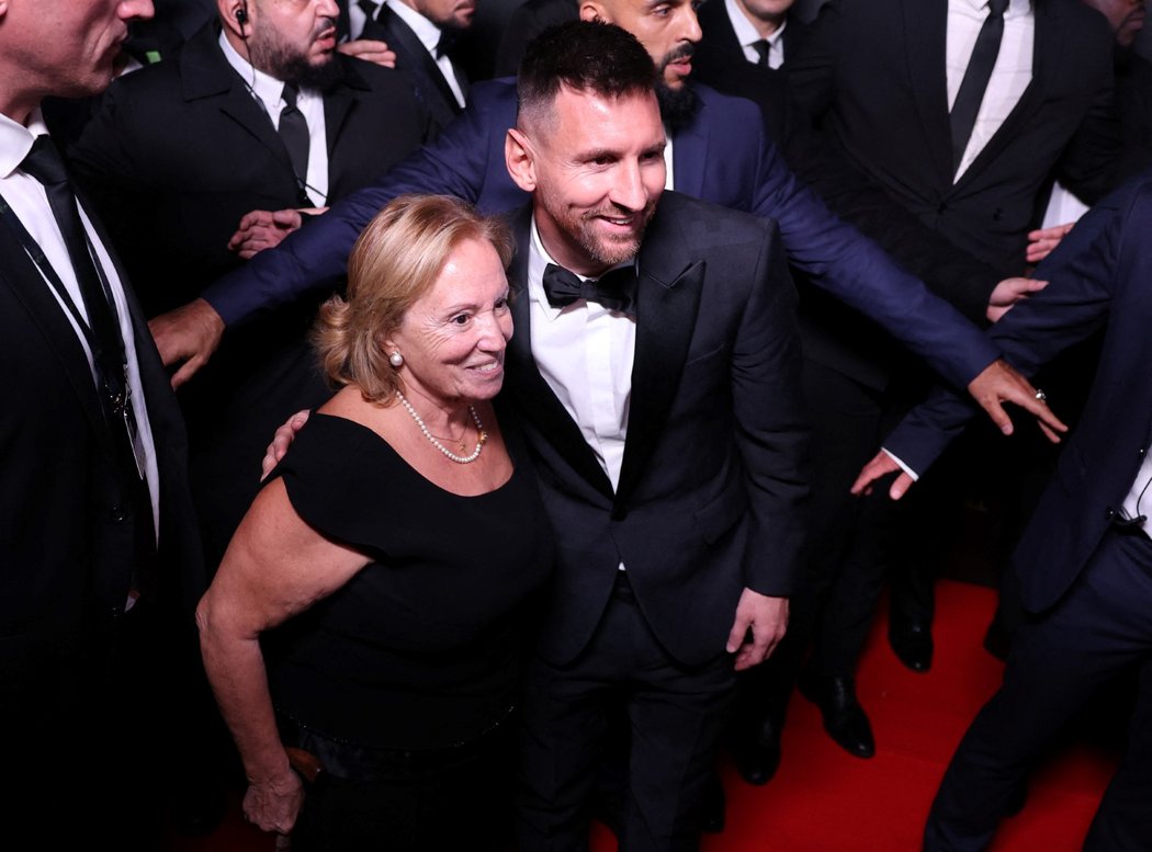 Lionel Messi pózuje před fotoaparáty po zisku Zlatého míče za rok 2023