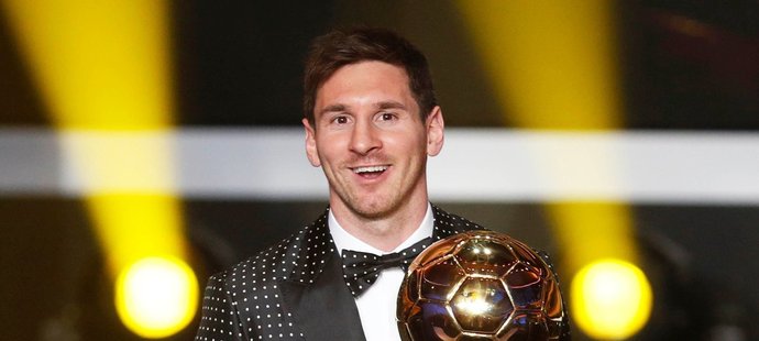 Lionel Messi počtvrté v řadě vyhrál anketu Zlatý míč o nejlepšího fotbalistu roku. To se ještě žádnému fotbalistovi v historii soutěže nepodařilo
