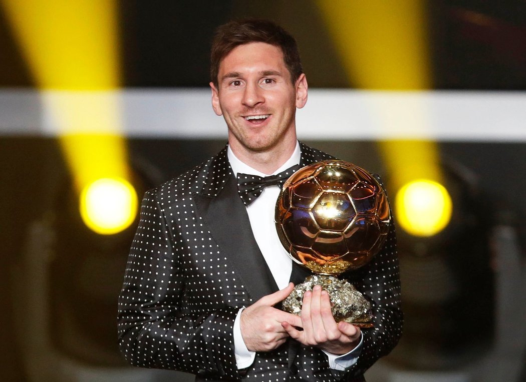 Lionel Messi počtvrté v řadě vyhrál anketu Zlatý míč o nejlepšího fotbalistu roku. To se ještě žádnému fotbalistovi v historii soutěže nepodařilo