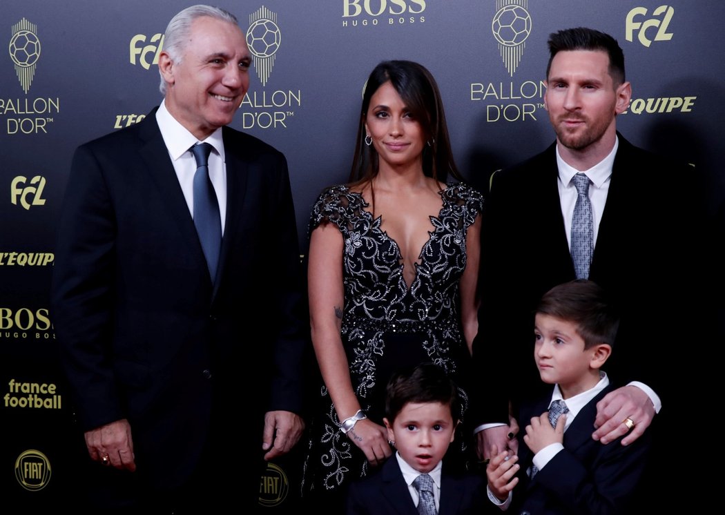 Argentinský útočník Barcelony Lionel Messi se ženou Antonellou a dvěma syny na předávání Zlatého míče za rok 2019. Vedle nich legendární bulharský útočník Christo Stoičkov