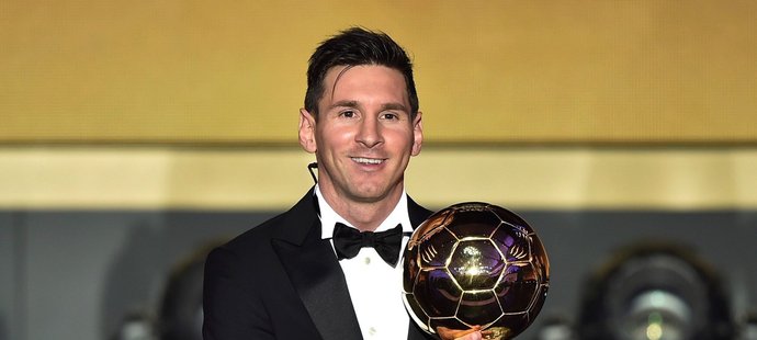 Lionel Messi se Zlatým míčem. Pokud bude hrát v Číně, další už nezíská.