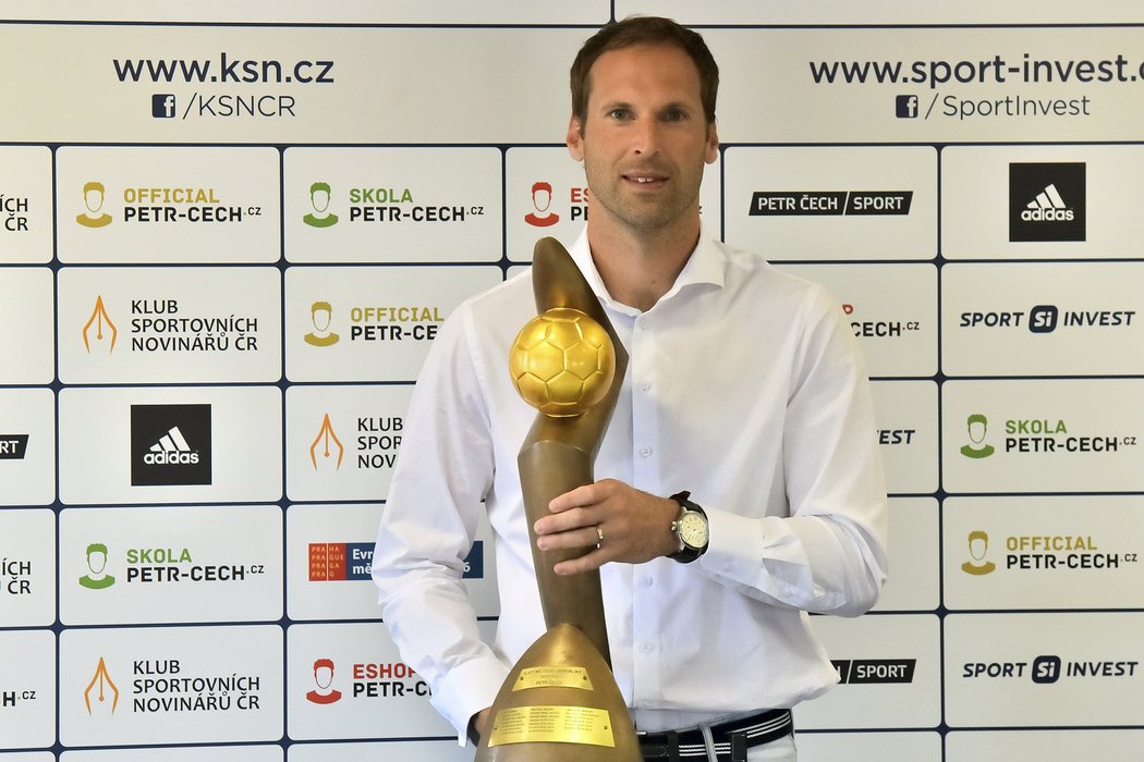 Brankář Petr Čech s trofejí pro vítěze ankety Zlatý míč, kterou získal už podesáté v kariéře