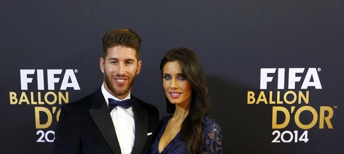 Stoper Realu Madrid Sergio Ramos na vyhlášení ankety Zlatý míč v doprovodu partnerky Pilar Rubio