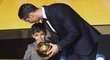 Cristiano Ronaldo se svým synem Cristianem juniorem při vyhlášení ankety Zlatý míč