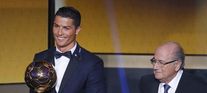 Cristiano Ronaldo a Sepp Blatter během chvíle, kdy získal svůj třetí Zlatý míč v kariéře