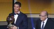 Cristiano Ronaldo a Sepp Blatter během chvíle, kdy získal svůj třetí Zlatý míč v kariéře