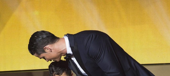 Cristiano Ronaldo se svým synem Cristianem juniorem při vyhlášení ankety Zlatý míč