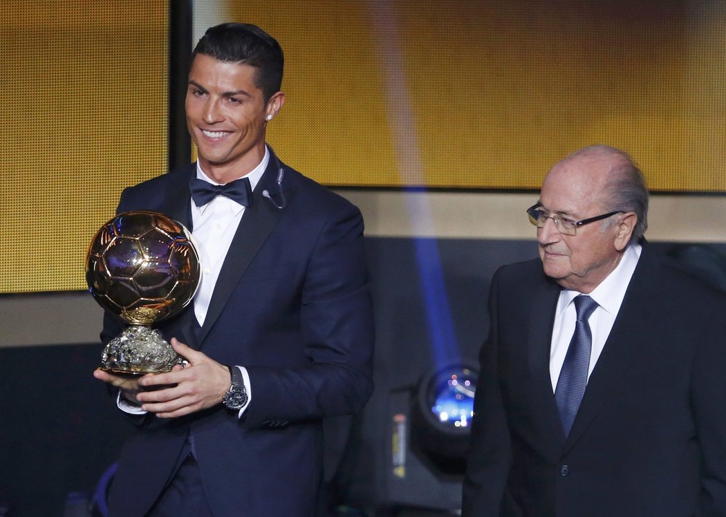 Cristiano Ronaldo a Sepp Blatter během chvíle, kdy získal svůj třetí Zlatý míč v kariéře