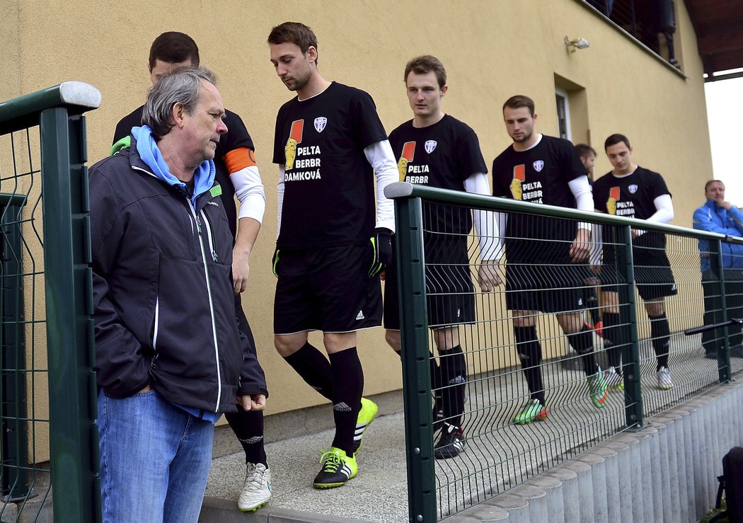 Fotbalisté Zličína nastupují k zápasu, který se ale nakonec nehrál. Protestovali tak proti vedení českého fotbalu.