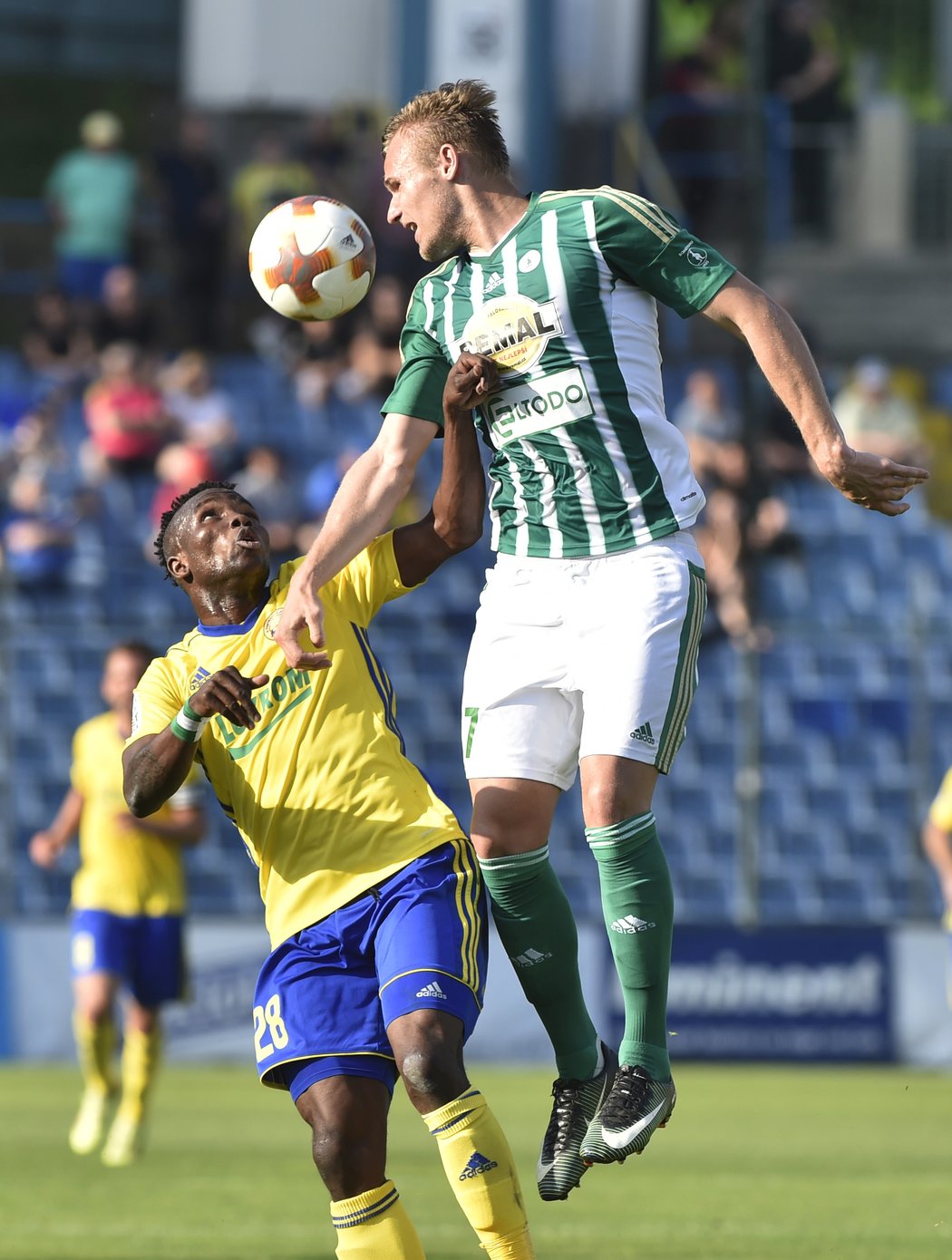  Zleva Ubong Mosses Ekpai ze Zlína a Jiří Bederka z Bohemians