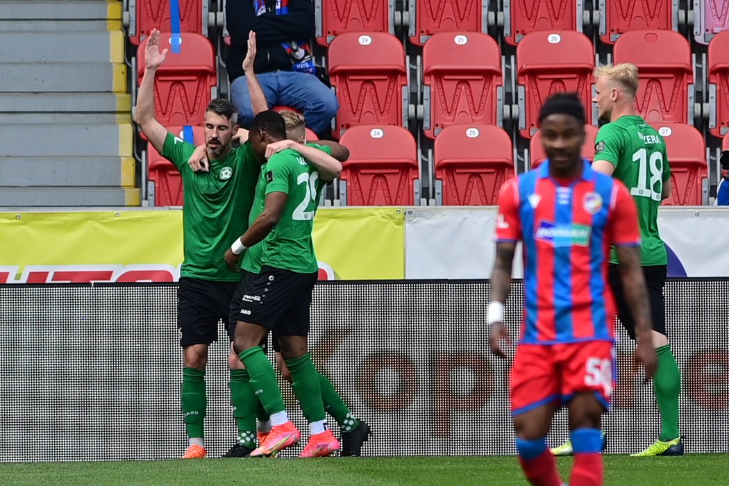 Příbramští fotbalisté se radují z branky v utkání proti Plzni