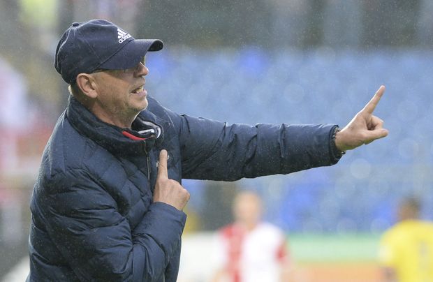 Domácí kouč Páník diriguje své svěřence Domácí kouč Páník diriguje své svěřence