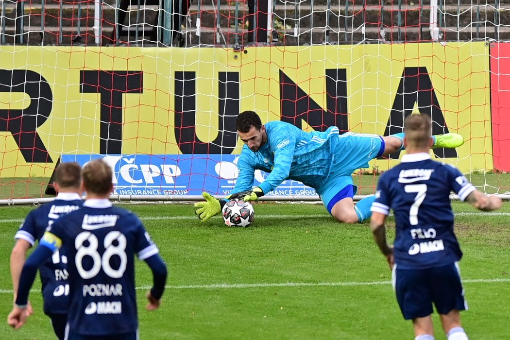 Zlínský brankář Matej Rakovan chytá pokutový kop pardubického Cadua