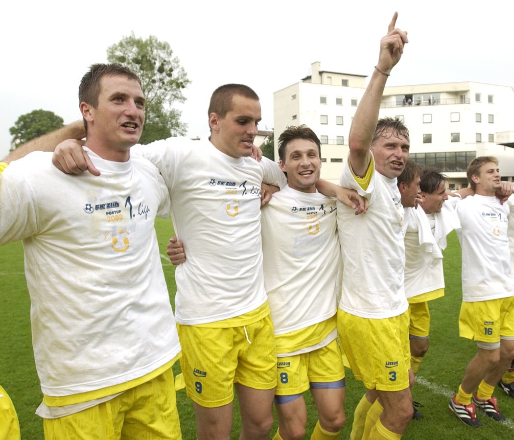 Fotbalisté Zlína slaví v roce 2002 postup do první ligy: Zdeněk Kroča, Tomáš Janda, Jaroslav Švach a Petr Klhůfek