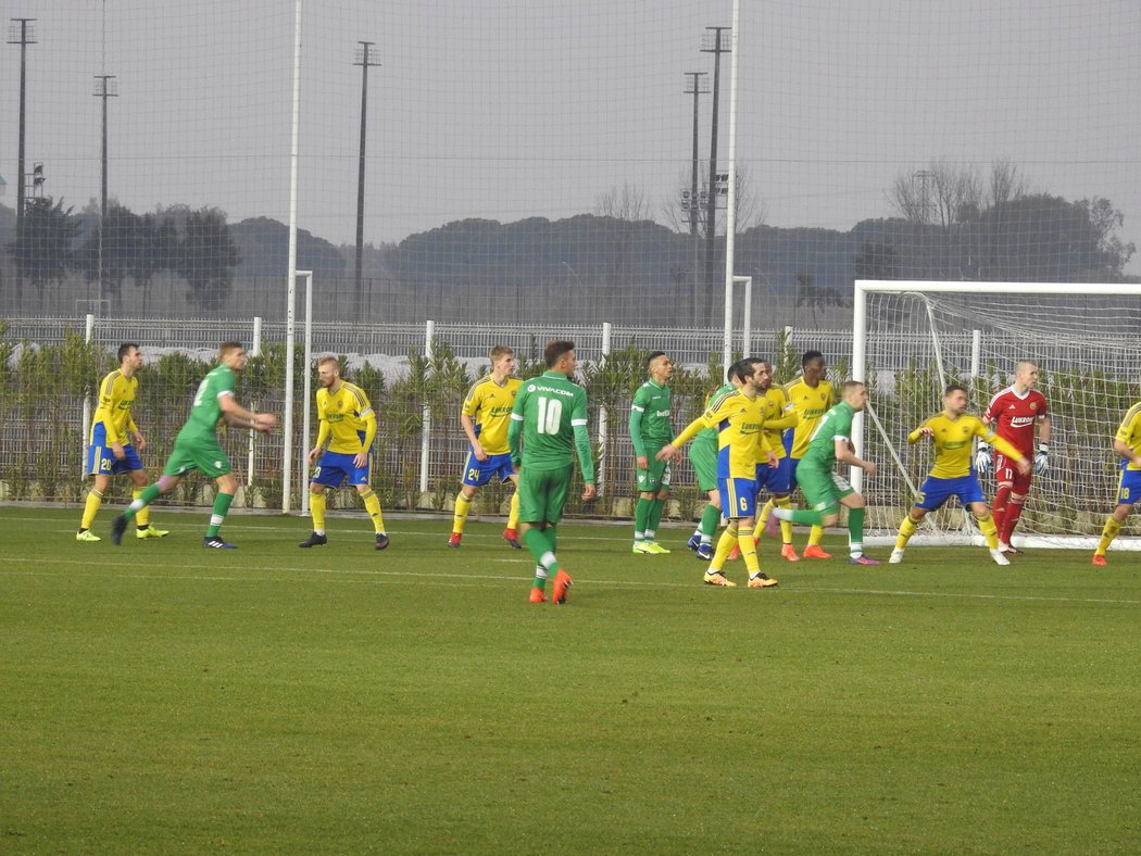 Hráči Zlína brání standardní situaci před Dostálovou brankou v zápase s Ludogorcem