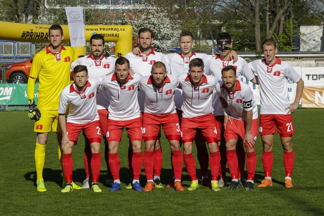 Fotbalisté Zlína nastoupili v dubnu 2019 v lize proti Slavii v bílých retro dresech