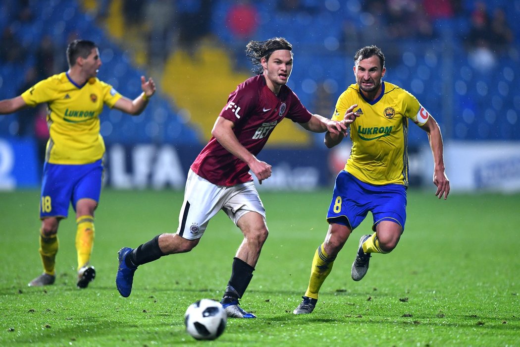 Zlínská Petr Jiráček stíhá Matěje Pulkraba z pražské Sparta