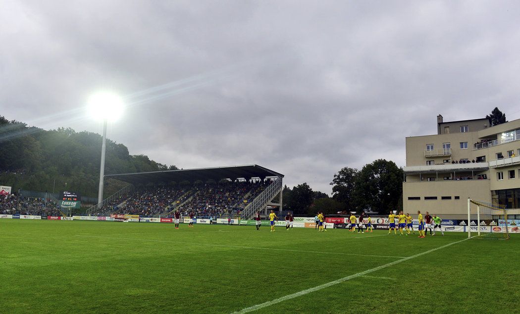 Stadion ve Zlíně. Díru mezi tribunou měl zaplnit hotel a zázemí, nejsou ale peníze...