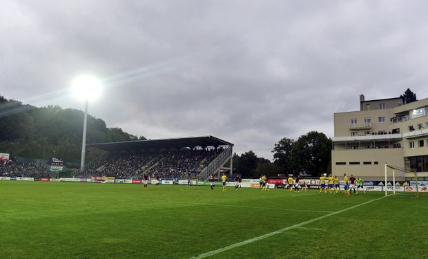 Stadion ve Zlíně. Díru mezi tribunou měl zaplnit hotel a zázemí, nejsou ale peníze... Stadion ve Zlíně. Díru mezi tribunou měl zaplnit hotel a zázemí, nejsou ale peníze...