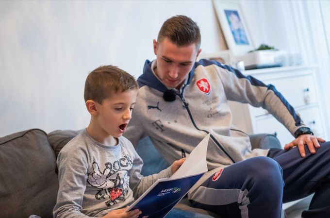 Fotbalové Vánoce. Čeští reprezentanti Zmrhal a spol. rozdávali dětem dárky Fotbalové Vánoce. Čeští reprezentanti Zmrhal a spol. rozdávali dětem dárky