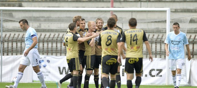 Hráči Znojma se radují z gólu (archivní foto)