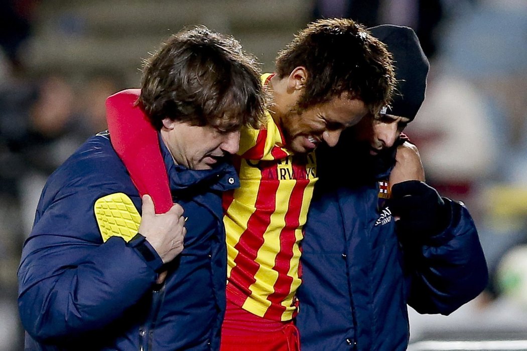 Bolestivá grimasa Brazilce Neymara poté, co v utkání Barcelony s Getafe musel střídat kvůli poraněnému kotníku