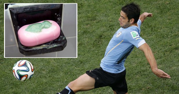 Kuriózní zranění! Uruguayského fotbalistu vyřadil ze hry držák na mýdlo