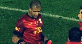 VIDEO: Záložník Melo v 90. minutě chytil penaltu! Je za Boha