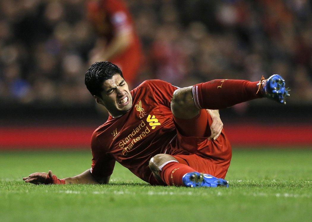 Luis Suárez je největší hvězdou současného Liverpoolu. Jenže jeho image superstřelce kazí častá neférová hra