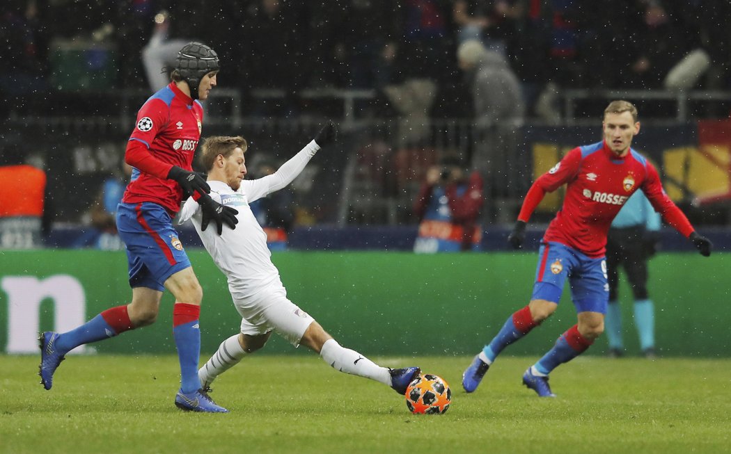 Záložník plzeňské Viktorie Patrik Hrošovský (uprostřed) v souboji s Mariem Fernandesem z CSKA Moskva