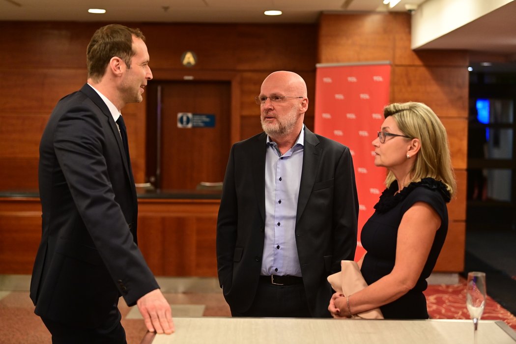 Petr Čech (vlevo) v debatě s trenérem Plzně Michalem Bílkem. O čem si asi před galavečerem povídali?