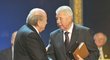 Prezident FIFA Sepp Blatter gratuluje k 80. narozeniným Josefu Masopustovi