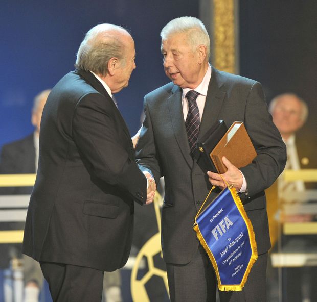 Prezident FIFA Sepp Blatter gratuluje k 80. narozeniným Josefu Masopustovi Prezident FIFA Sepp Blatter gratuluje k 80. narozeniným Josefu Masopustovi