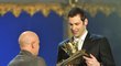 Petr Čech přebírá od Ivana Haška cenu pro nejlepšího fotbalistu roku 2010