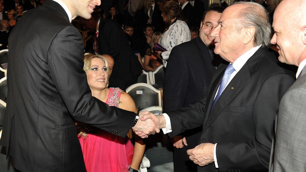 Anglie Seppa Blattera jako šéfa FIFA nepodpoří, důvěru ale nemá ani jeho vyzyvatel Mohamed bin Hammám