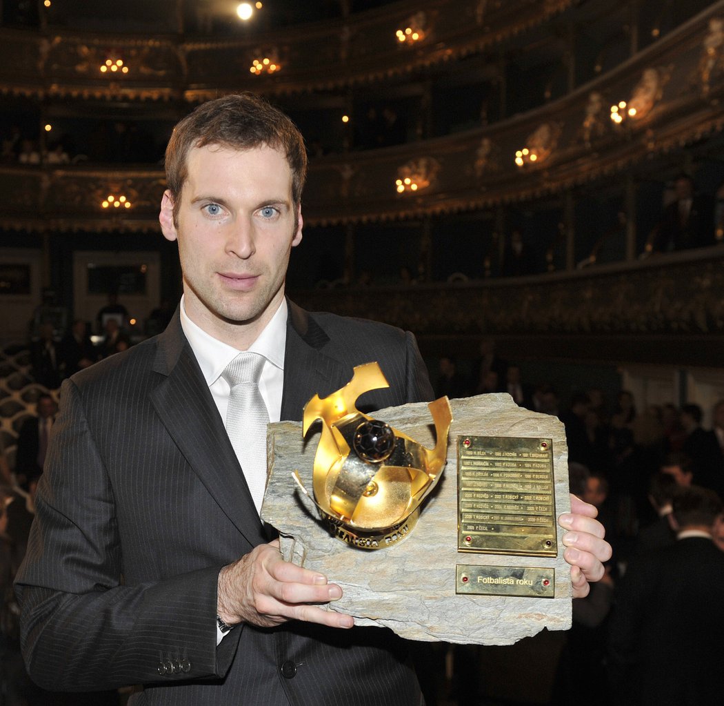 Petr Čech s trofejí za vítězství v anketě Fotbalista roku 2010