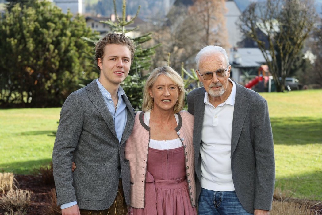 Věhlasný exfotbalista Franz Beckenbauer společně se synem Joelem a manželkou Heidi v lednu 2023. Tehdy mohl svět vidět fotbalovou ikonu naposledy na veřejnosti