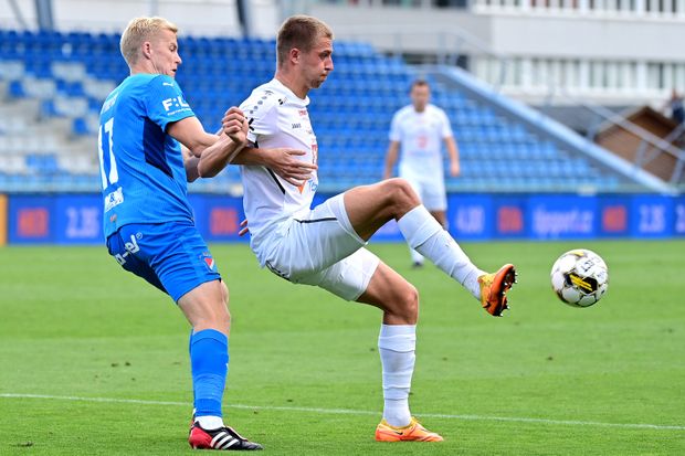 Michal Frydrych brání hradeckého Daniela Vašulína Michal Frydrych brání hradeckého Daniela Vašulína