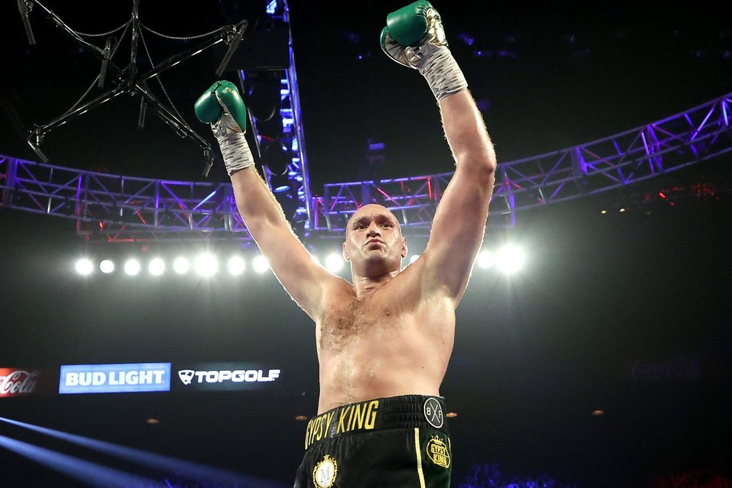 Britský boxer Tyson Fury porazil v Las Vegas Američana Deontaye Wildera a připravil ho o pás mistra světa těžké váhy organizace WBC.