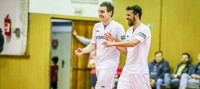 Chrudimští futsalisté Matěj Slováček a Max se radují ze vstřelené branky v utkání proti Helasu Brno