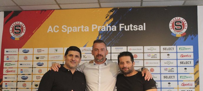 Nový marketingový ředitel futsalové Sparty Jaromír Blažek s bratry Simitčiovými
