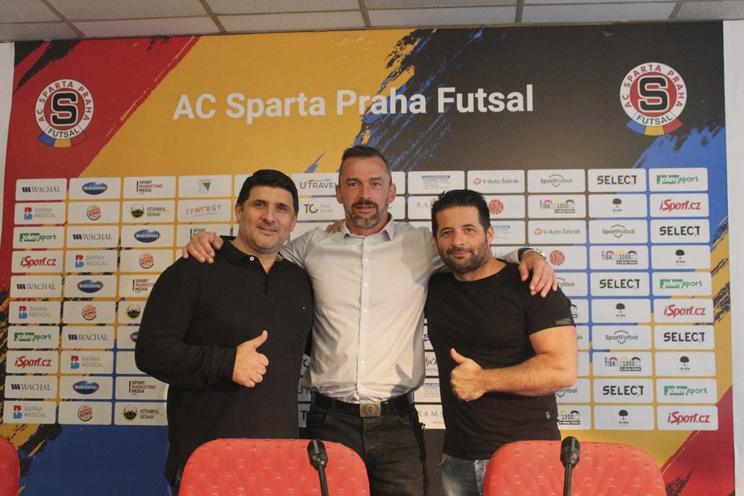 Nový marketingový ředitel futsalové Sparty Jaromír Blažek s bratry Simitčiovými