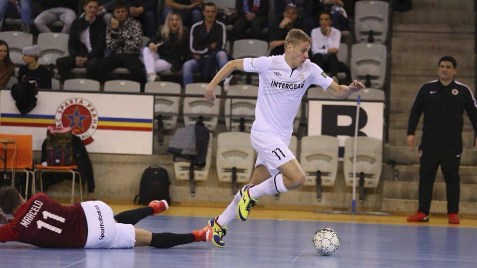 Futsalový šlágr mezi Spartou a Chrudimí se hrál velmi ostře, jak na fotce dokazuje Marcelův skluz proti Davidu Drozdovi