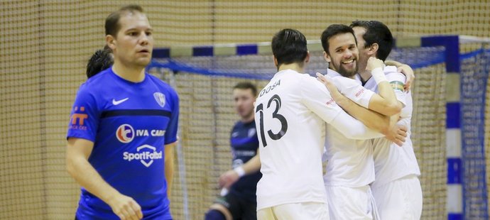 Futsalisté Chrudimi se radují z jednoho ze 14 gólů, které nasázeli Mělníku