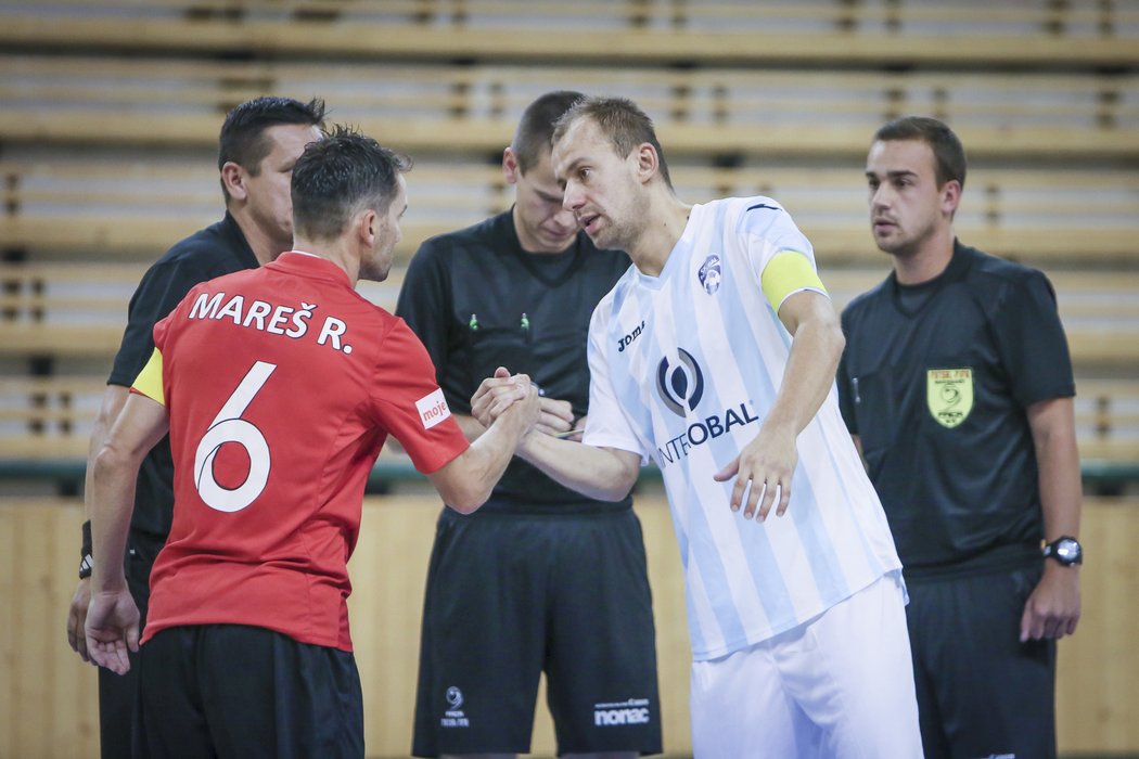 Dlouholetí spoluhráči Roman Mareš (Chrudim) a Lukáš Rešetár (Plzeň) si podávají ruce před zápasem, do kterého nastoupili po několika sezonách poprvé jako soupeři.