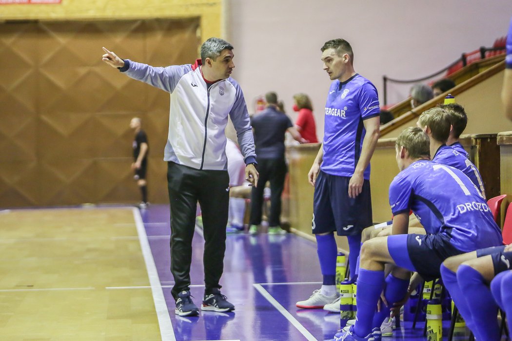 Futsalisté Slavie, které poprvé vedl v zápase nový kouč David Frič, nestačili na Chrudim (0:3).