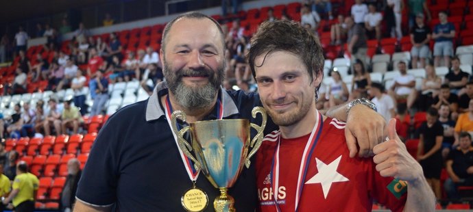 Předseda futsalové Slavie Daniel Kolman (vlevo) s medailí a trofejí za druhé místo v nejvyšší soutěži.