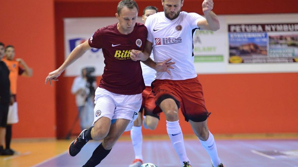 Tomáš Drahovský prochází kolem libereckého obránce při svém ligovém debutu v dresu pražské Sparty