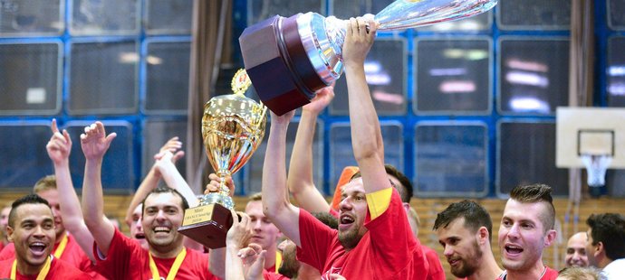 Futsalisté Chrudimi osslavili dvanáctý mistrovský titul, ve finále vyhráli nad Benagem. Teď už se blíží nová sezona.